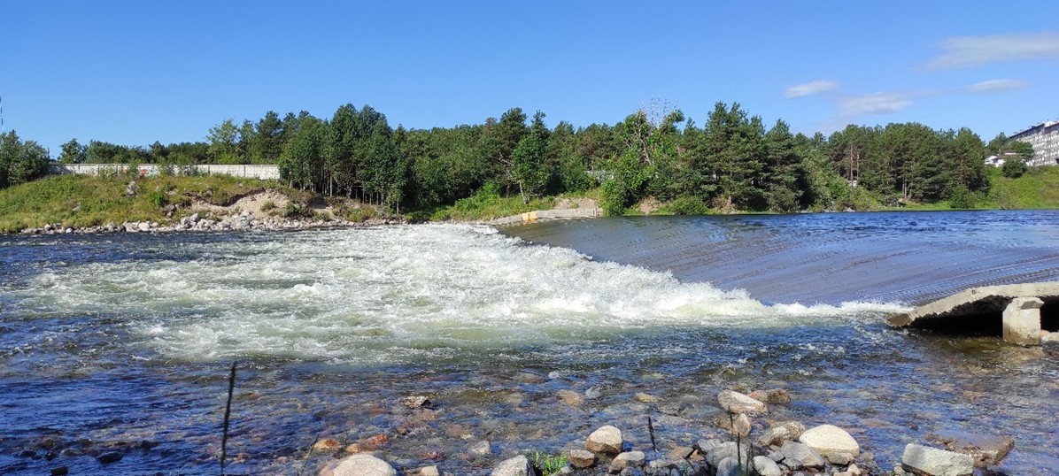 Река Нива. Гидравлический прыжок на водосливе ГЭС.
