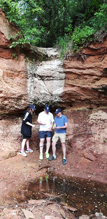 Водопад в борту долины ручья Хонози, притока Оредежа