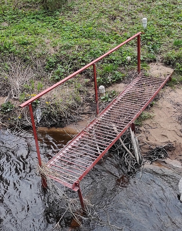Водомерный пост свайного типа на реке Орлинке 2