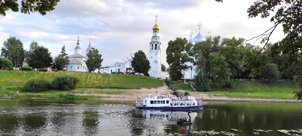 Катер на реке Сухоне