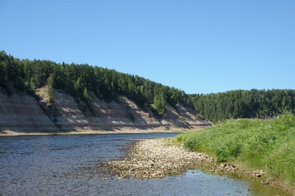Объекты показа: Долина Сухоны обрывами коренного берега. Перекат Опоки.