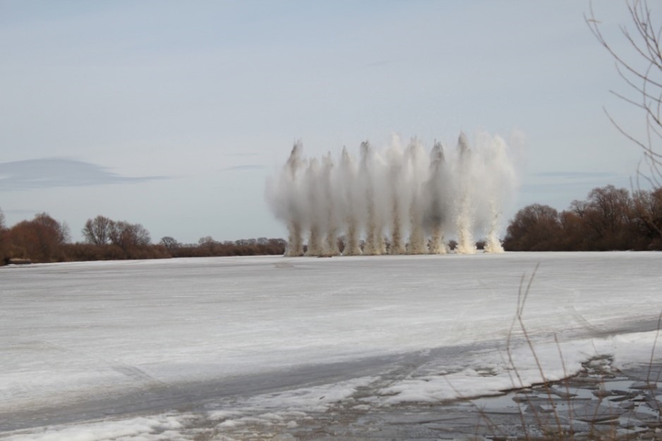 На Мсте в Новгородском районе взорвали лед