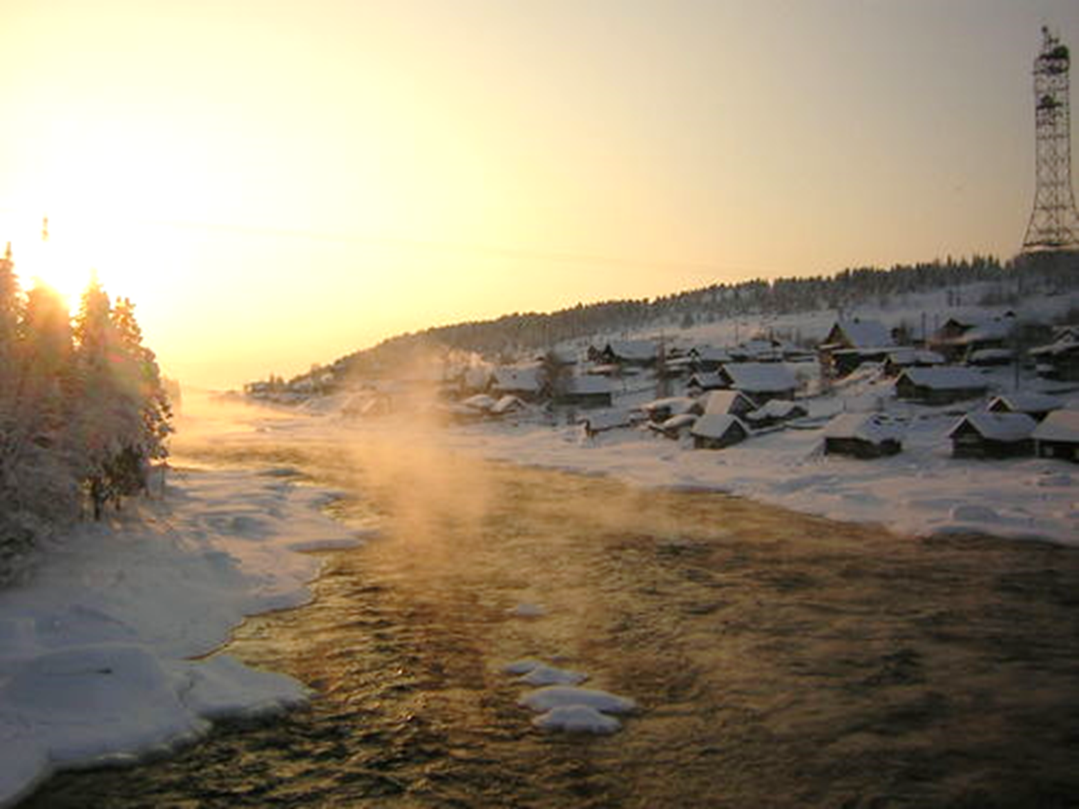 Морозное парение над незамерзшим участком в русле реки Умбы