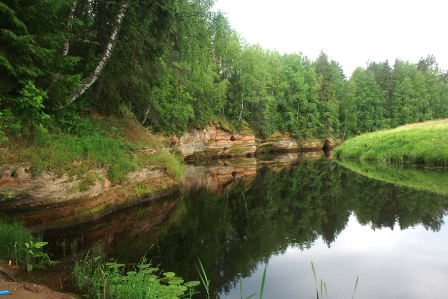 Обрыв в красноцветных косослоистых песчаниках