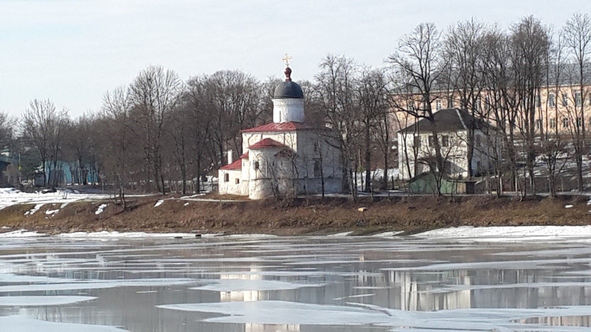 Водолёд на реке Великой